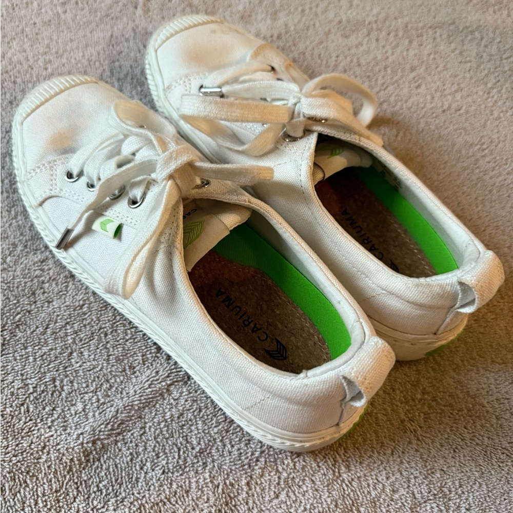 Cariuma women’s White Sneakers